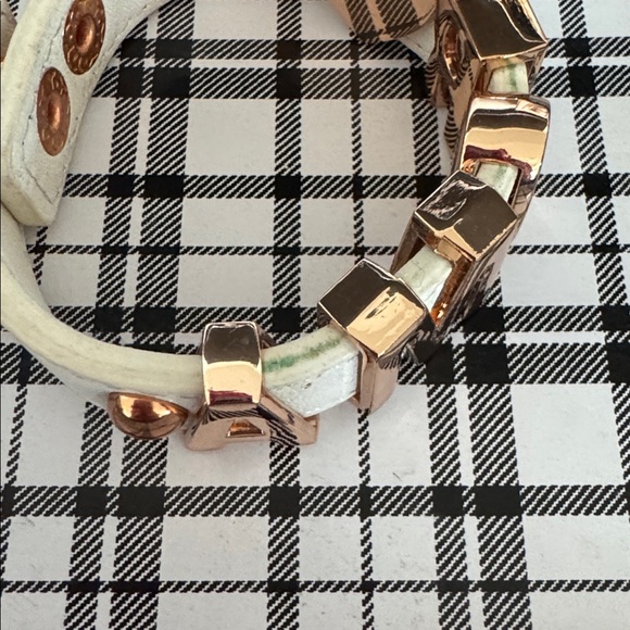 Gold and White 'AMOR' Bracelet - Picture 4 of 7